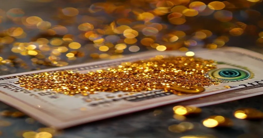 बँकेच्या नोटेवर परावर्तित होणारा सोनेरी चकाकी